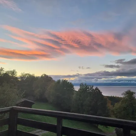 Large Overlooking Geneva Шале *